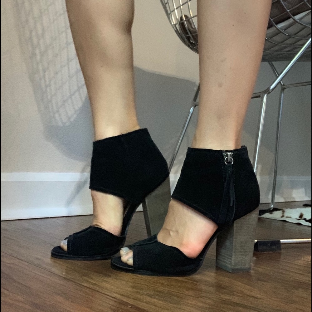 Kelsi Dagger suede heel